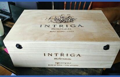 Hello !In Quebec (CANADA) we buy our liquore in a crown corporation, so they can not sell something they didn't pay for in order to make a profit. However, they sell the wooden boxes in which they receive the wine at very low prices and they give all the money to local charities. Good for me, I can sip my glass of wine while crafting, and telling myself that I'm all doing it for the cause! So it all started with a visit to the SAQ (Société des alcools du Québec) and it is where I found… Super Small Bathroom, Crate Bench, Diy Mailbox, Picket Fence Panels, Chair Planter, Hanging Solar Lights, Good For Me, Bee Boxes, Diy Trellis