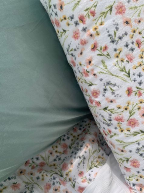 Colourful Bedsheets, Colorful Bed Sheets, Flower Sheets, Floral Bedroom, Cute Bedding, Floral Room, Bedroom Items, College Room, Apartment Aesthetic