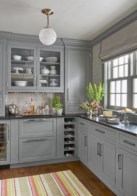 The first-class butler's pantry boasts "leatherized" black-granite countertops, silvery grasscloth wallpaper, and a sparkling ceiling fixture. Wallpaper: Phillip Jeffries (to the trade only) 1970s Kitchen, Kitchen Remodel Countertops, Серая Кухня, Grey Kitchen Designs, Outdoor Kitchen Countertops, Black Granite Countertops, Black Countertops, Nice House, Kabinet Dapur