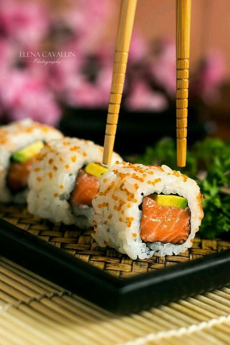 Suşi Sushi Roll Photography, Sushi Photography Ideas, Sushi Photography Food Art, Food Photography Sushi, Sushi Food Photography, Foto Sushi, Sushi Photography, Sushi Photo, Temaki Sushi