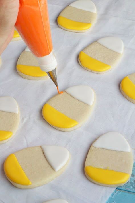 Cute and Simple Candy Corn Cookies by thebearfootbaker.com Halloween Candy Corn Cookies, Candy Corn Sugar Cookies, Corn Cookies, Halloween Sugar Cookies Decorated, Candy Corn Cookies, Postres Halloween, Pumpkin Sugar Cookies, Halloween Cookies Decorated, Halloween Sugar Cookies