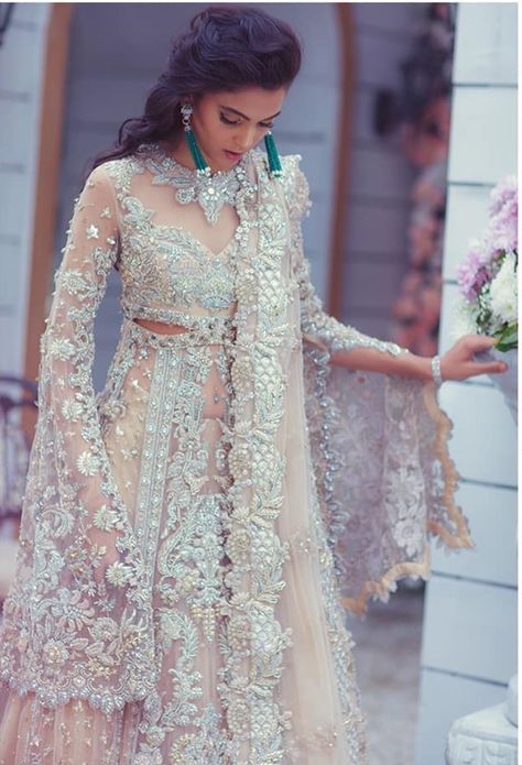 Elan Bridal, Outdoors Tattoos, Quotes Outdoors, Pakistani Bridal Couture, Mehndi Outfit, Pakistani Traditional, Walima Dress, Wedding Couture, Desi Wedding Dresses