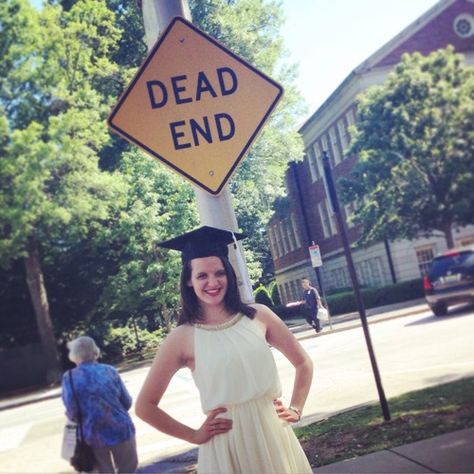 Funny Graduation Photos, Funny Graduation Pictures, Funny Senior Pictures, Senior Portrait Poses, Grad Photoshoot, Dead End, Graduation Funny, Graduation Photoshoot, Graduation Photo