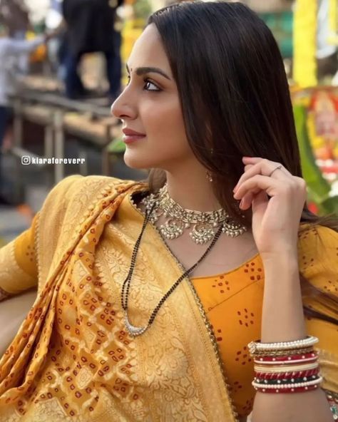 Gujrati Wedding Saree, Gujarati Bride Traditional, Gujarati Saree Poses, Gujarati Saree Look For Wedding, Kiara Advani Saree Look, Kiara Saree, Gujarati Wedding Saree, Sari Poses Photo Shoot, Gujarati Saree Look