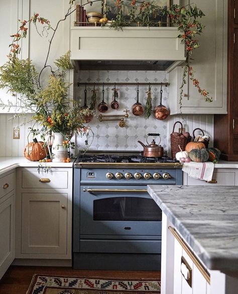 Country Kitchen Pantry, Cottage House Interior, French Country Cottage Decor, Classic White Kitchen, Charming Kitchen, Cottage Kitchens, French Country Kitchen, Copper Pots, Pantry Design