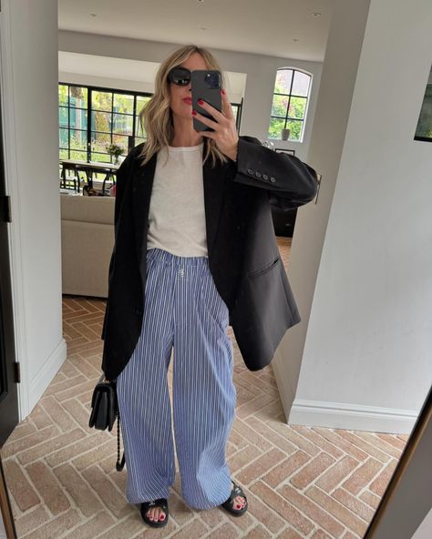 Mid 70 Degree Weather Outfits, Blue Striped Pants Outfit, Stripped Pants Outfit, Striped Trousers Outfit, Stripe Pants Outfit, It's Too Hot, Mode Turban, Classy Fashion, Outfit Trends