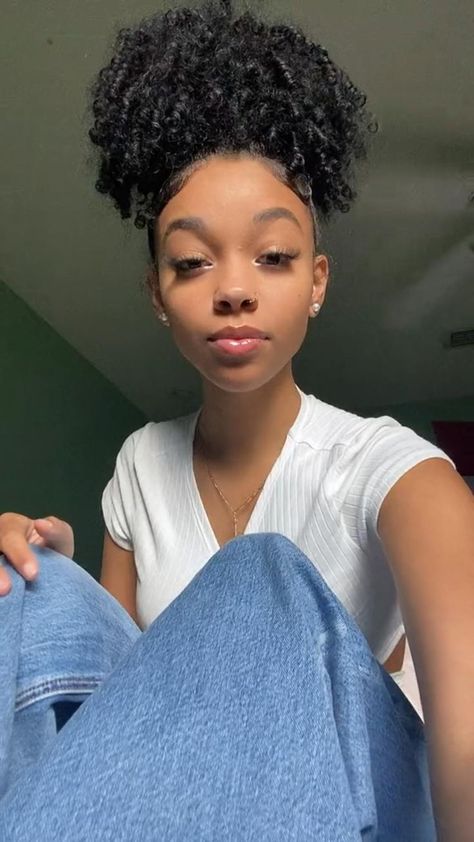 Natural Hair Bun Styles, Hair Puff, Curly Hair Videos, Quick Natural Hair Styles, Girls Natural Hairstyles, Curly Hair Styles Easy, Beautiful Curly Hair, Hairdos For Curly Hair, Natural Curls Hairstyles