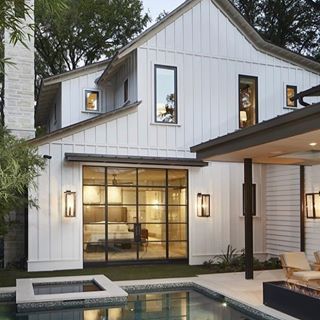 White modern farmhouse @kateabtdesign and @ewa_________ Rustic Farmhouse Exterior, Small Open Plan Kitchens, Dream House In The Woods, Lake Houses Exterior, Farmhouse Exterior Design, Open Plan Kitchen Living Room, Small Pool Design, Modern Farmhouse Exterior, Farmhouse Exterior