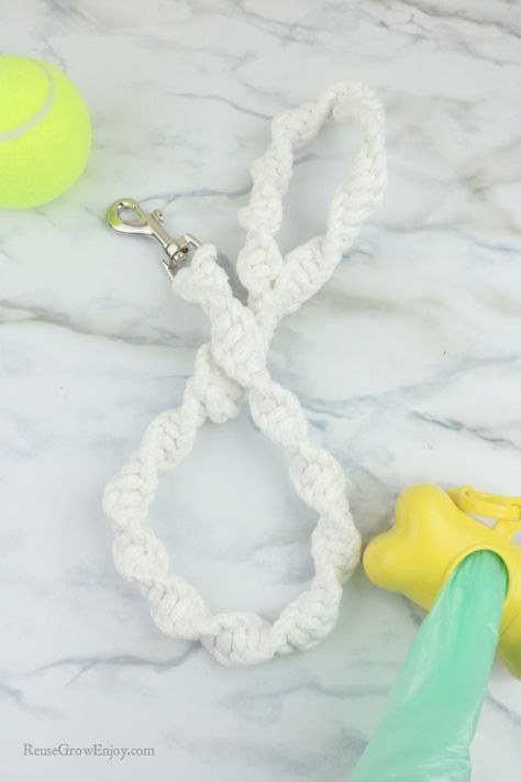 If you have a dog snap and clothesline laying around, you can make this easy DIY dog leash! All it takes is making a few knots! Diy Dog Leash, Dog Leash Diy, Dog Snap, Macrame Knots Tutorial, Knots Tutorial, Macrame Knot, Animal Projects, Diy Dog, Dog Pin