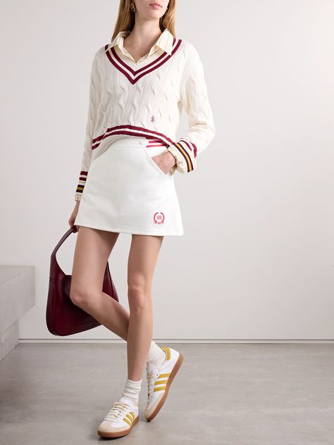 Tap into this season’s preppy aesthetic with Sporty & Rich’s ‘Kelly’ skirt. Made from stretch-twill, it’s fitted with two slant pockets and embroidered with a red logo to match the striped webbing waist. Wear yours with a polo shirt. Women Preppy Style, Og Preppy Style, French Preppy Style, Casual Sporty Outfits For Women, Vintage Country Club, Sporty Outfit, Polo Outfits, Golf Style, Country Club Outfit Spirit Week