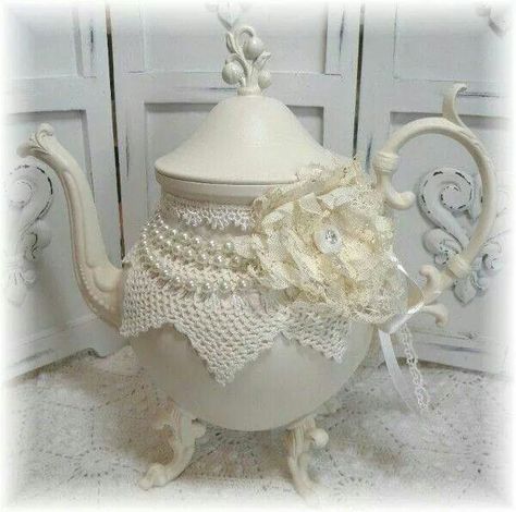 Elegant Dish Wreaths, Shabby Chic Decorating, Estilo Shabby Chic, Shabby Chic Crafts, Shabby Chic Diy, Silver Tea, Teapots And Cups, Summer Projects, Tea Pots Vintage