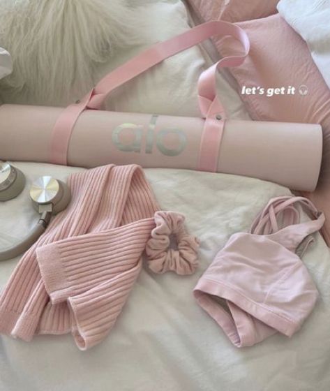 Pink Pilates Princess Aesthetic, Pilates Princess Aesthetic, Pilates Workout Clothes, Pink Pilates Princess, Yoga Aesthetic, Pink Gym, Pink Lifestyle, Pink Pilates, Pilates Princess