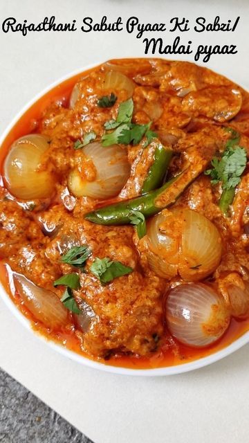 Indian Diet Recipes, Veg Dinner Recipes, Onion Oil, Rajasthani Food, Aloo Recipes, North Indian Recipes, Tomato Puree, Red Chilli Powder, Breakfast Recipes Indian