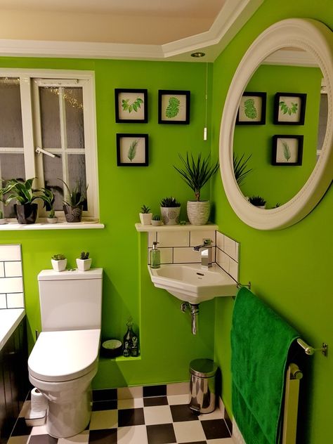 Green Theme Bathroom, Colorful Bathroom Ideas Bright, Green Home Ideas, Bright Green Bathroom, Quirky Bathroom Ideas, Lime Green Bathrooms, Lime Green Bedrooms, Quirky Bathroom Decor, Funky Bathroom