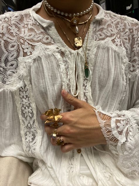 Peasant Top Outfit, White Boho Shirt, White Blouse Outfit, Wedding Tops, Ralph Lauren Looks, Beige Boho, White Lace Blouse, Romantic Outfit, Lace Jacket