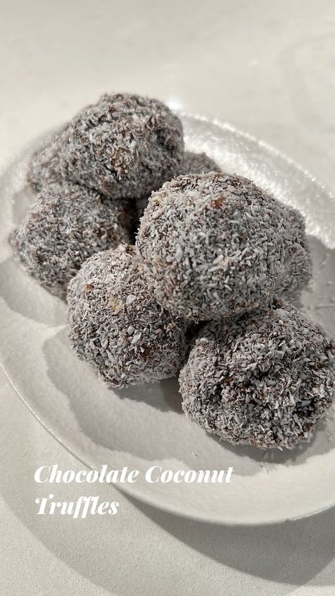 4 Ingredients Chocolate Coconut Truffles Recipe https://resepmamiku.com/en/4-ingredients-chocolate-coconut-truffles-katz__kitchen Coconut Truffles, Chocolate And Coconut, Truffles Recipe, Tropical Twist, Digestive Biscuits, Cookie Box, Dessert Appetizers, Chocolate Coconut, Sweetened Condensed Milk