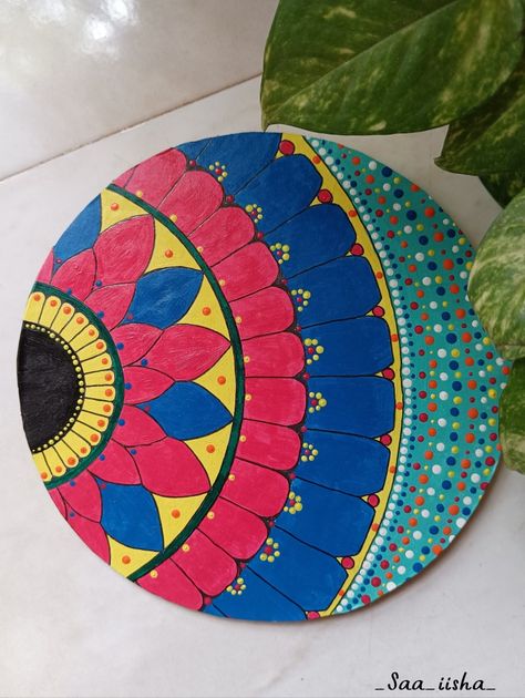 Cardboard Mandala Art, Things To Draw On Cardboard, Circle Mandala Design Simple, Cake Cardboard Diy, Cake Board Reuse Craft Ideas, Mandala Art On Cardboard, Rangoli On Cardboard, Circle Cardboard Painting, Cardboard Mandala