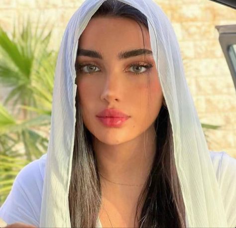 Arab Goddess, Contour For Round Face, Middle Eastern Women, Woman With Blue Eyes, Nice Lips, Bra Hacks, Battlefield 1, Arabian Beauty Women, Arab Beauty