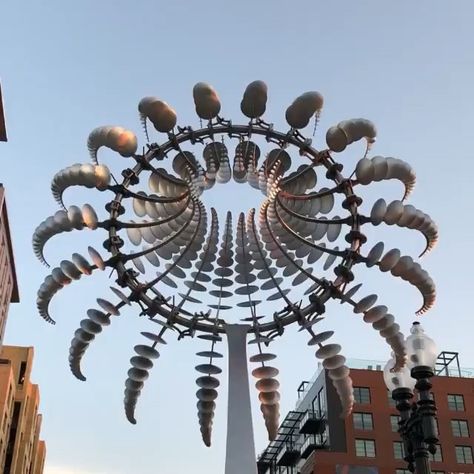 “This hypnotic kinetic sculpture “Fern Pull” or “Shidahiku” was recently created by the talented…” Kinetic Wind Art, Anthony Howe, Wind Art, Funny Photoshop, Wind Sculptures, Kinetic Art, Washington Usa, Kinetic Sculpture, Outdoor Art