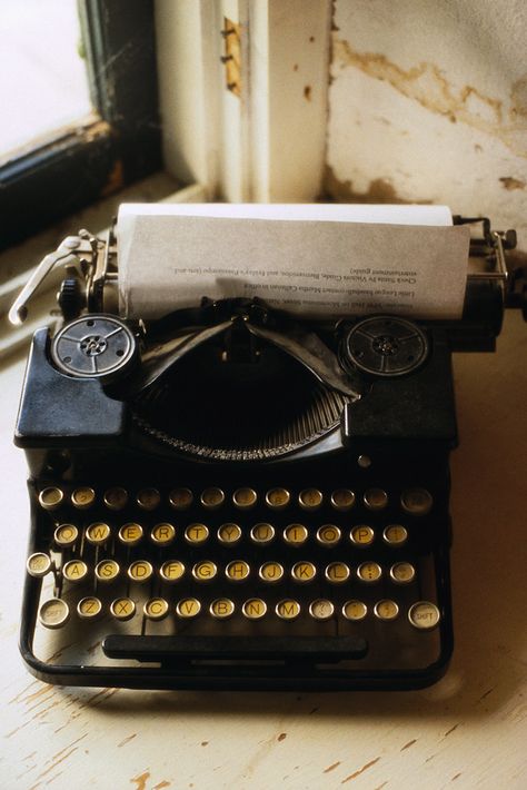 I'm on the lookout for one of these! Writing Photos, Vintage Typewriters, Black And White Aesthetic, White Picture, Black White Photos, Black N White, Black And White Pictures, White Aesthetic, Vintage Love