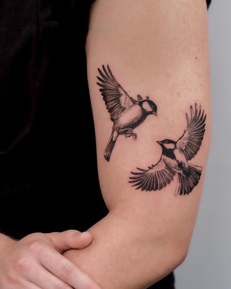 Tinascka.tattoo realistic tattoo Bird Tattoo Black And Grey, Sparrow Bird Tattoo, Realistic Bird Tattoo, Robin Bird Tattoos, Robin Tattoo, Bluebird Tattoo, Secret Tattoo, Sparrow Tattoo, Tattoo Board