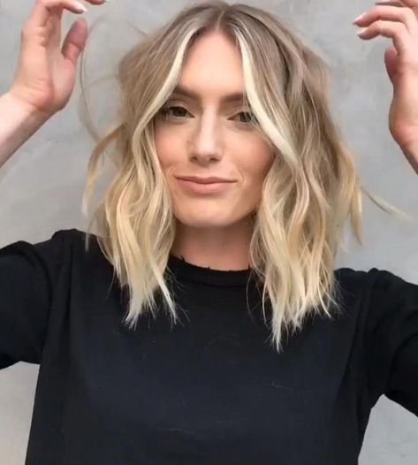 hair strands falling out Blonde Front Highlights, Pelo Cafe, Your Hair, Medium Blonde Hair, Blonde Lob, Blonde Wavy Hair, Hair Blond, Medium Bob, Hairstyles For