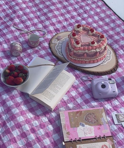 Lilac Picnic Aesthetic, Tea Party Picnic Aesthetic, Cake Picnic Aesthetic, Picnic Birthday Photoshoot, Pink Picnic Aesthetic, Picnic Rosa, Girly Picnic, Bday Picnic, Picnic Date Food