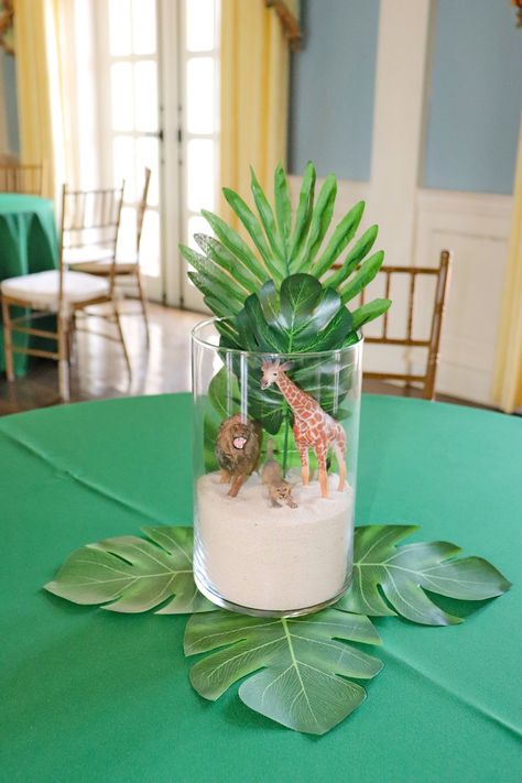 Safari Centerpieces, Safari Birthday Party Decorations, Safari Baby Shower Boy, Jungle Theme Birthday Party, Jungle Thema, Baby Shower Safari Theme, Lion King Baby Shower, Wild Birthday Party, Deco Jungle