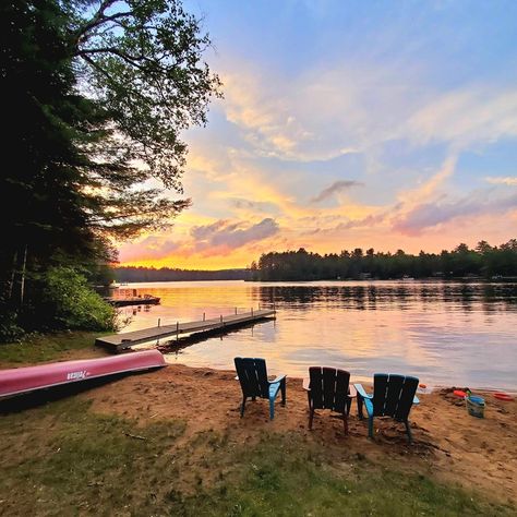 🌞🌲 Summer's just around the corner, and if you're planning a trip to Toronto, Canada🇨🇦 and its beautiful surroundings, now is the time to book your family cottage! Also known as a Cabin or Chalet. Here are my favorite spots for an escape in Ontario: 1. Muskoka 2. Kawartha Lakes 3. Haliburton 4. Georgian Bay 5. Prince Edward County. 6. Niagara on the Lake 7. Blue Mountain What is your favorite summer espace and adventure? #FamilyTravel #Toronto #SummerGetaway #TravelWithKids #CottageLife #... Canada Summer, Kawartha Lakes, Prince Edward County, Toronto Travel, Summer Getaway, Travel List, Blue Mountain, Travel With Kids, Ontario