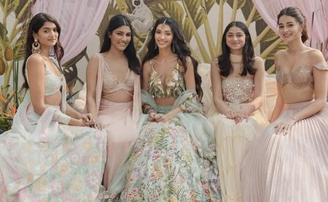 Alanna Panday Mehendi, Ahaan Pandey, Alana Pandey, Rysa Panday, Alanna Panday, Ananya Pandey, Bride Tribe, Creative Jewelry, Anime Poses