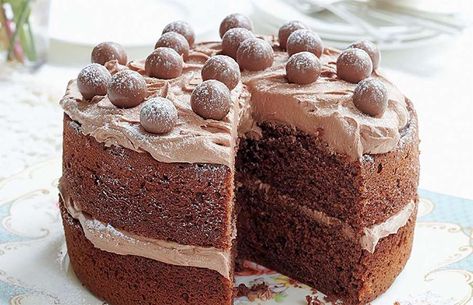 How to freeze a cake correctly - Mary Berry's Absolute Favourites/BBC Books Malt Cake, Mary Berry Cakes, Chocolate Malt Cake, Malteser Cake, Mary Berry Recipe, Cookies Ideas, Chocolate Malt, Berry Cake, British Bake Off