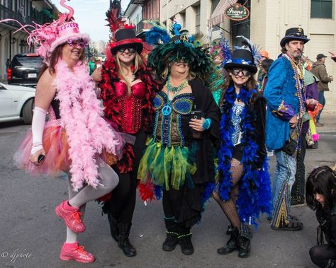 How To Dress for Mardi Gras Mardi Gras Costume Ideas, Mardi Gras Parade Outfit, Mardi Gras Outfits For Women, Mardi Gras Party Costume, Mardi Gras Attire, Mardi Gras Photos, Mardi Gras Dress, Madi Gras, Mardi Gras Crafts