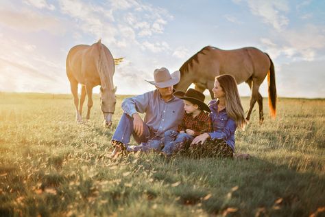 Farming Photoshoot, Cowboy Family Pictures, Family Farm Photos, Country Family Photos, Western Family Photos, Farm Family Pictures, Family Session Poses, Equine Photography Poses, Horse Photography Poses