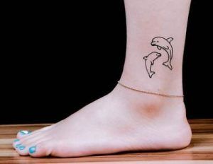 Tatoos Woman Dolphin, Dolphin Tattoo Ideas For Women, Mother Daughter Tattoos Dolphin, Dolphin Tattoo On Ankle, Mother Daughter Dolphin Tattoo, 2 Dolphin Tattoo, Butterfly Arm Tattoos For Women, Simple Dolphin Tattoo, Minimalist Dolphin Tattoo