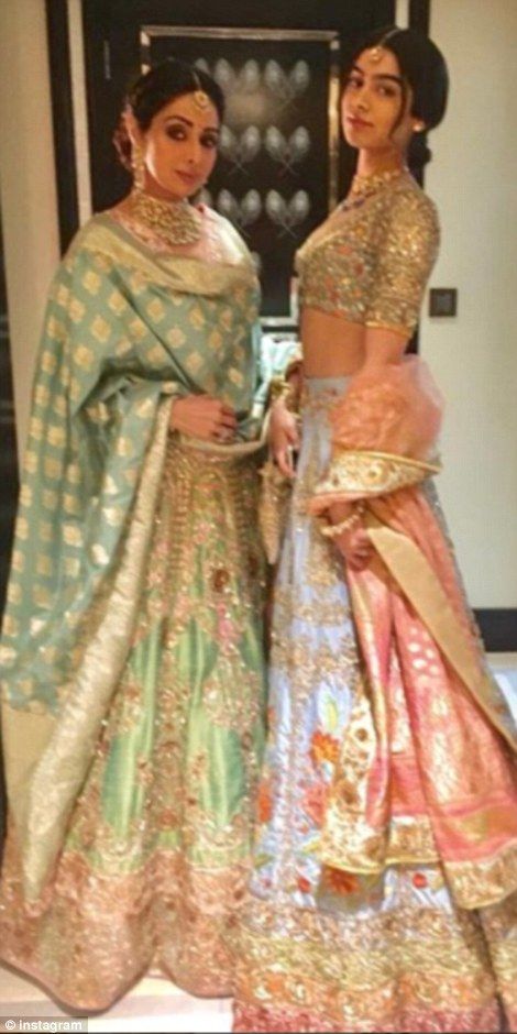 Sridevi and youngest daughter Khushi pose for pictures at the wedding... Lehenga Choli Color Combinations, Choli Color Combinations, Bridal Dupatta, Nikkah Dress, Indian Bridal Wear, Asian Bridal, Bridal Lehenga Choli, Indian Couture, Couture Week