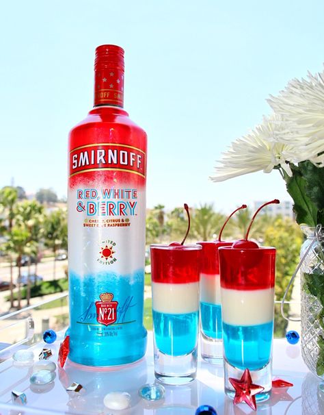 Smirnoff Red, White & Berry Shooters - The Beautifulcircus.com Smirnoff Red White And Berry Recipes, Smirnoff Red White And Berry, July 4th Appetizers, Bartending Ideas, Smirnoff Red, Patriotic Cocktails, Spicy Drinks, Pretty Alcoholic Drinks, Berry Recipes