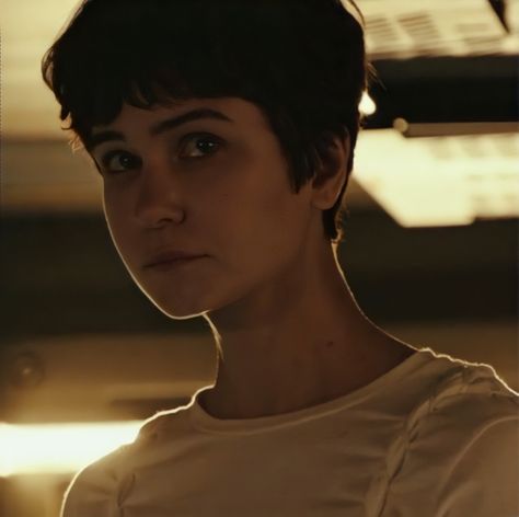 Filme: Alien: Covenant (2017) #KatherineWaterston Alien Sigourney Weaver, Alien Franchise, Katherine Waterston, Alien Movie, Alien 1979, Story Aesthetic, Sigourney Weaver, Aliens Movie, Cool Short Hairstyles