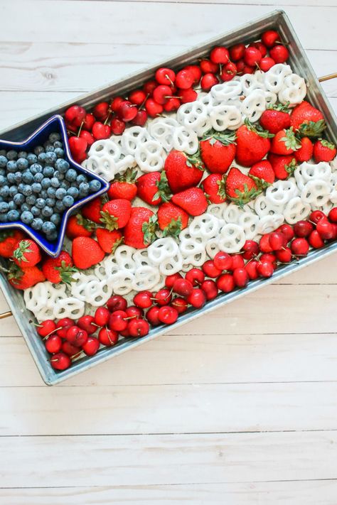 This cute American flag fruit tray is the perfect easy 4th of July snack! Made with fresh red, white, and blue fruits (strawberries, blueberries, and cherries) and yogurt-covered pretzels, it's also a great Memorial Day, Labor Day, and Veterans Day snack idea, too! Click through for the patriotic fruit tray recipe from southern blogger Stephanie Ziajka from Diary of a Debutante #snacks #4thofjuly #independenceday #patriotic #recipe Smoothies Green, 4th July Food, Yogurt Covered Pretzels, Smoothie Green, Green Juices, Patriotic Food, 4th Of July Desserts, Slow Cooker Desserts, Southern Lifestyle