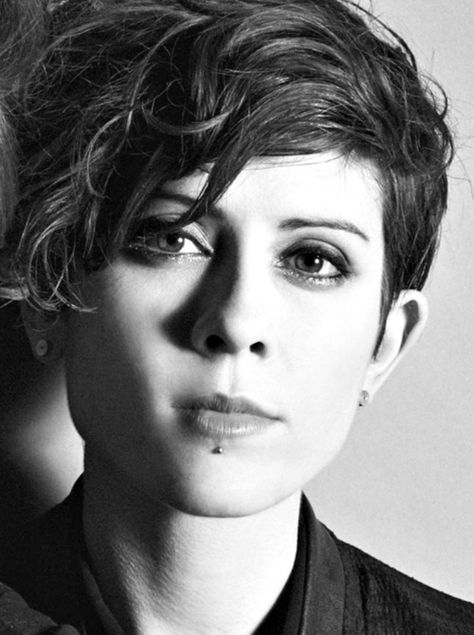 Tegan Quin Waikiki Wedding, Queer Haircut, Average People, Tegan And Sara, Asymmetrical Hairstyles, Cute Short Haircuts, 2015 Hairstyles, Girl Crushes, Love Hair