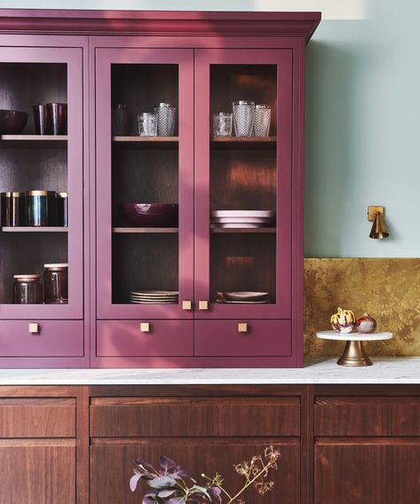 'Aubergine Autumn' is the hottest color trend for fall | Japandi Style Kitchen, Kitchen Dressers, Handleless Cabinets, Statement Kitchen, Kitchen Color Trends, Country House Kitchen, Japandi Kitchen, Walnut Timber, Paint Trends