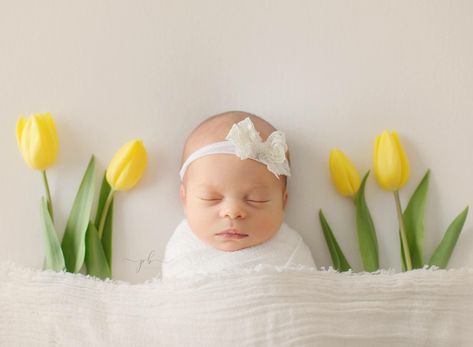 Spring Baby Pictures, Spring Newborn Photos, Easter Baby Photos, Spring Newborn, Newborn Winter, Diy Newborn Photography, Baby Pictures Newborn, Newborn Photography Poses, Newborn Baby Photoshoot