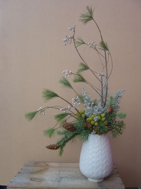 winter centerpiece with pine Floral Arrangement Ideas, Ranch Photos, Winter Flower Arrangements, Christmas Outdoors, Arreglos Ikebana, Winter Floral Arrangements, Sogetsu Ikebana, Winter Arrangements, Winter Centerpieces