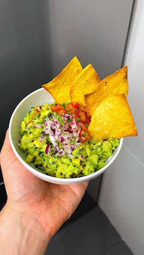 ericlahuerta on Instagram: 🔥GUACAMOLE CON TOTOPOS🔥 Buenas tardes a todxs🤩 Hoy os quiero enseñar como hacer totopos caseros para dipear junto con el guacamole🤤 Puro… Tortillas, Cilantro, Guacamole, Salad, Ethnic Recipes, On Instagram, Instagram