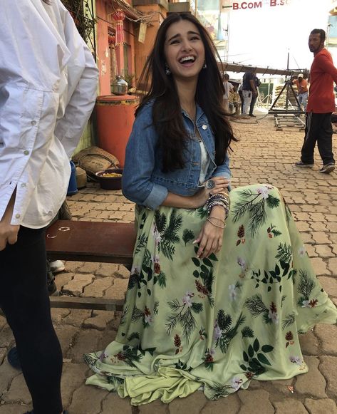 Tara Sutaria Outfits In Marjaavaan, Tara Sutaria Movie Outfits, Tara Sutaria Tadap Movie Outfits, Tara Sutaria In Kurti, Tara Sutaria Casual Outfits, Tara Sutaria Indian Outfits, Tara Sutaria Marjaavaan, Tara Sutaria Outfits, Cid Jokes