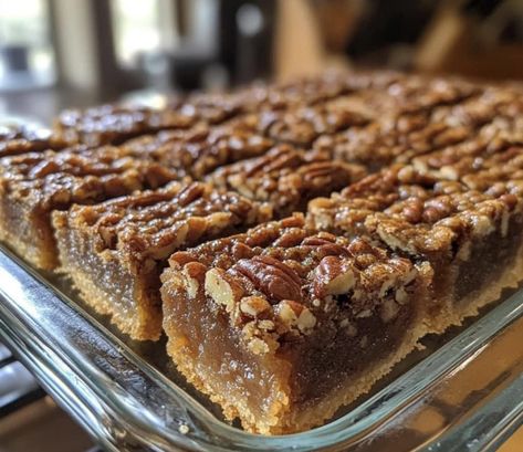 Lazy Girl Pecan Pie Bars - Easy DIY Recipes Pecan Pie Bars Easy, Pecan Pie Bars Recipe, Pecan Pie Easy, Pie Bar Recipes, Pecan Bars, Refrigerated Pie Crust, Pecan Pie Bars, Pie Crusts, Pie Bars