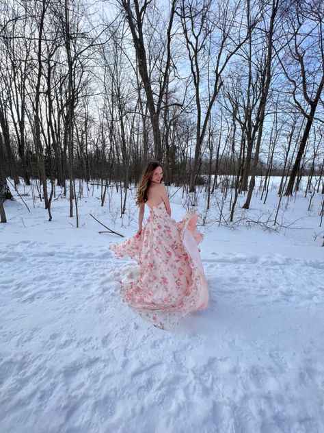 Winter Photos Dress, Snowy Graduation Pictures, Winter Photoshoot Birthday, Snow Photoshoot Dress, Winter Grad Photos, Senior Picture Ideas Snow, Winter Photoshoot Dress, Senior Photos Winter, Birthday Photoshoot Ideas Winter