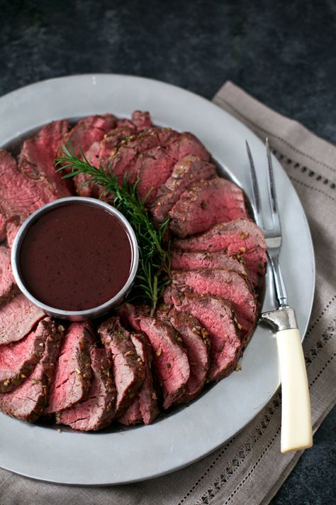 Garlic Rosemary Beef Tenderloin Roast Alternative Thanksgiving, Thanksgiving Dinner For Two, Thanksgiving Dinner Ideas, Beef Tenderloin Recipes, Thanksgiving Meals, Beef Tenderloin Roast, Tenderloin Roast, Turkey Face, Turkey Gifts