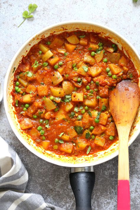 Pea Potato Curry, Indian Peas, Indian Potato Recipes, Gravy Vegan, Potato And Pea Curry, Indian Curries, Vegan Richa, Tomato Gravy, Fat Loss Foods