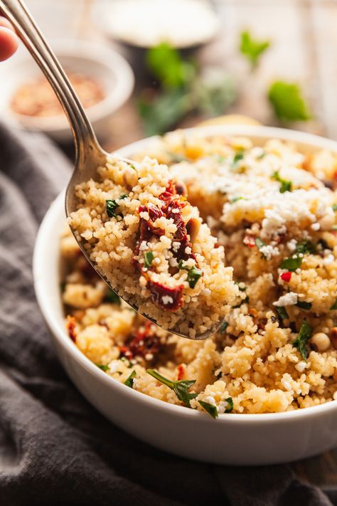 Warm Couscous Salad, Persian Couscous, Italian Couscous Recipes, Couscous Salad Recipes Cold, Simple Couscous Recipes, Backpacking Recipes, Mediterranean Couscous Salad, Easy Healthy Lunch, Arab Food