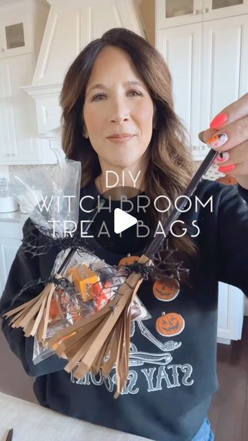 Michelle Bauer on Instagram: "Here’s how ⬇️  Be sure to LIKE and SAVE. this idea to DIY this cute witch broom treat bag for Halloween.   This easy craft will make the cutest addition to a treat bag, classmate gift or Halloween party favor. 🧙‍♀️  SUPPLIES  Pencil @weareticonderoga  Paper bag Double sided tape @scotch  Ribbon  Have a great day 🎃 Michelle  #witchbroom #halloweendiy #halloweencrafts #halloweentreats #halloween2023 #halloweenpartyideas #paperbagcraft #easycrafts #craftforkids #halloweengifts #halloweenideas #trickortreats #ticonderoga #diyhalloween" Witches Broom Treat Bags, Witch Broom Craft, Cute Witch Broom, Diy Halloween Favors, Halloween Bags Diy, Halloween Treat Bags Diy, Diy Lunch Bag, Halloween Brooms, Classmates Gifts